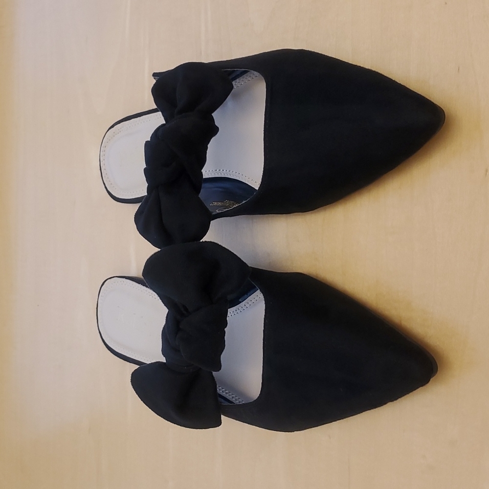 Rohb by Joyce Azria Black Faux Seude Closed Point Toe Front Bow Slides, 7.5